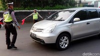 Saat pengaturan, terlihat sesekali mobil berpelat ganap mencoba masuk Gerbang Tol Cibubur 2. Namun, oleh petugas di lapangan diarahkan berputar.