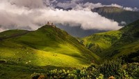 Traveler yang ingin ke sini pun diwajibkan untuk membawa pemandu. Karena gereja ini masuk ke dalam puncak tertinggi ketujuh di Kaukasus (nay_ontheroad/Instagram)