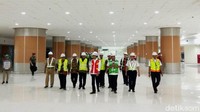 Presiden Jokowi didampingi Menteri Perhubungan Budi Karya Sumadi meninjau Bandara Internasional Jawa Barat (BIJB) Kertajati.