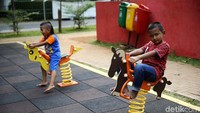Bermain kuda-kudaan sangat diminati oleh anak-anak.
