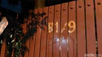 Salah satu penjaga rumah yang enggan menyebutkan namannya membenarkan jika rumah itu milik Fadli Zon. Ia mengatakan rumah itu adalah perpustakan dan dihuni oleh empat orang penjaga rumah itu.