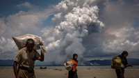 Aasap terlihat di perbatasan Myanmar saat pengungsi Rohingya berjalan di pantai setelah melintasi perbatasan Bangladesh-Myanmar dengan kapal melalui Teluk Benggala, di Shah Porir Dwip, Bangladesh. Foto: REUTERS/Danish Siddiqui