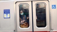 Warga berdesakan di Commuter Line.