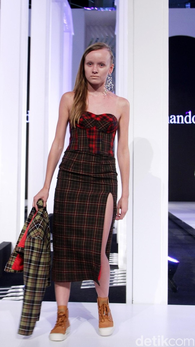 Fashion show koleksi busana Tri Handoko bertema Stage of Emotion di Fashion Nation 2018, Senayan City, Jakarta. Rabu [11/4/2018]. [Foto: Mohammad Abduh/Wolipop]