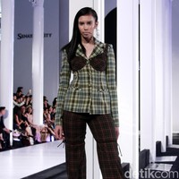 Fashion show koleksi busana Tri Handoko bertema Stage of Emotion di Fashion Nation 2018, Senayan City, Jakarta. Rabu [11/4/2018]. [Foto: Mohammad Abduh/Wolipop]