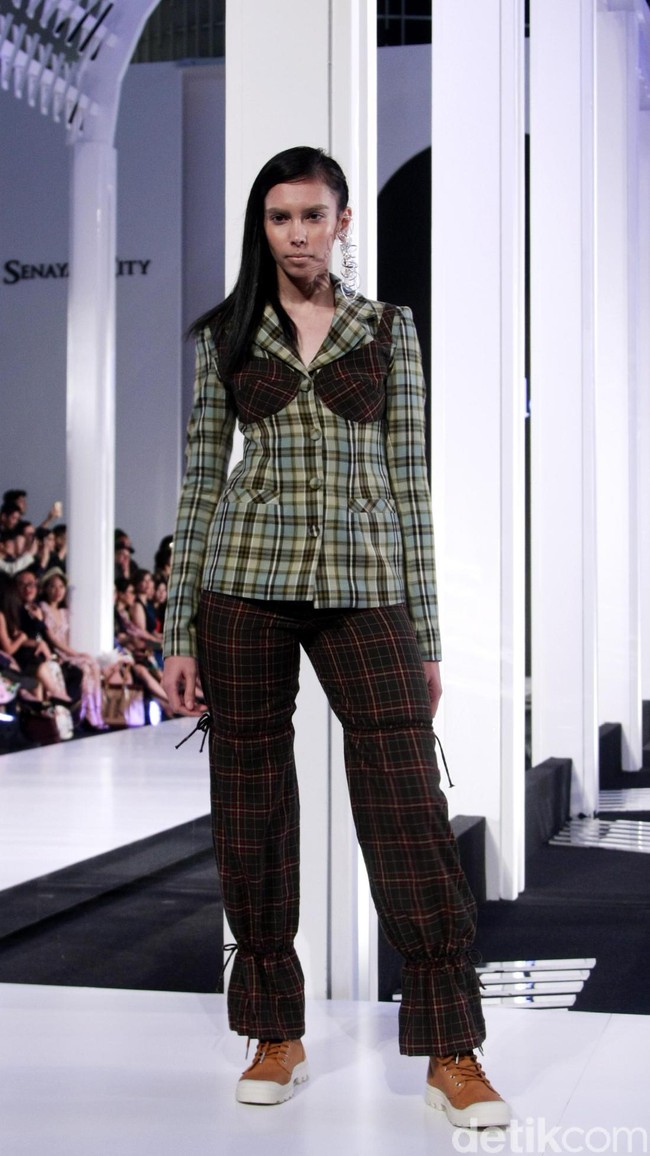 Fashion show koleksi busana Tri Handoko bertema Stage of Emotion di Fashion Nation 2018, Senayan City, Jakarta. Rabu [11/4/2018]. [Foto: Mohammad Abduh/Wolipop]