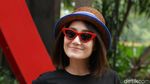 Kece! Kacamata Merah Melissa Karim