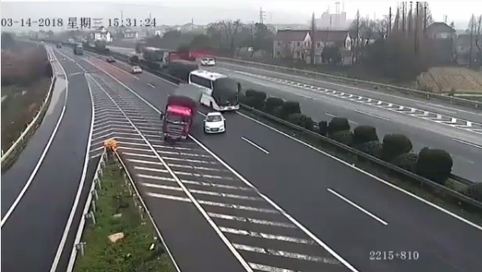 Bikin 2 Truk Kecelakaan, Pengemudi Sedan Ngeloyor Pergi