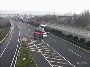 Bikin 2 Truk Kecelakaan, Pengemudi Sedan Ngeloyor Pergi