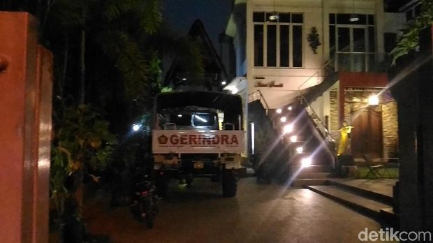Suasana rumah Fadli Zon saat malam / 