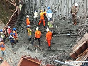 Video Evakuasi 3 Pekerja Tertimpa Material Proyek Tol