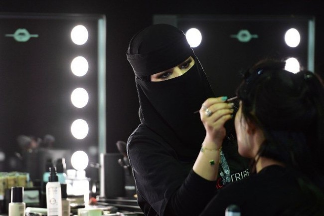 Semua fotografer dan MUA yang bekerja di acara itu pun perempuan. Para awak media dan tamu laki-laki hanya diperbolehkan hadir saat media cocktail party. Foto: AFP PHOTO / GIUSEPPE CACACE