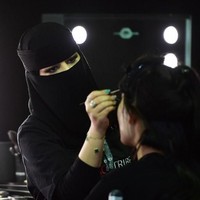 Semua fotografer dan MUA yang bekerja di acara itu pun perempuan. Para awak media dan tamu laki-laki hanya diperbolehkan hadir saat media cocktail party. Foto: AFP PHOTO / GIUSEPPE CACACE