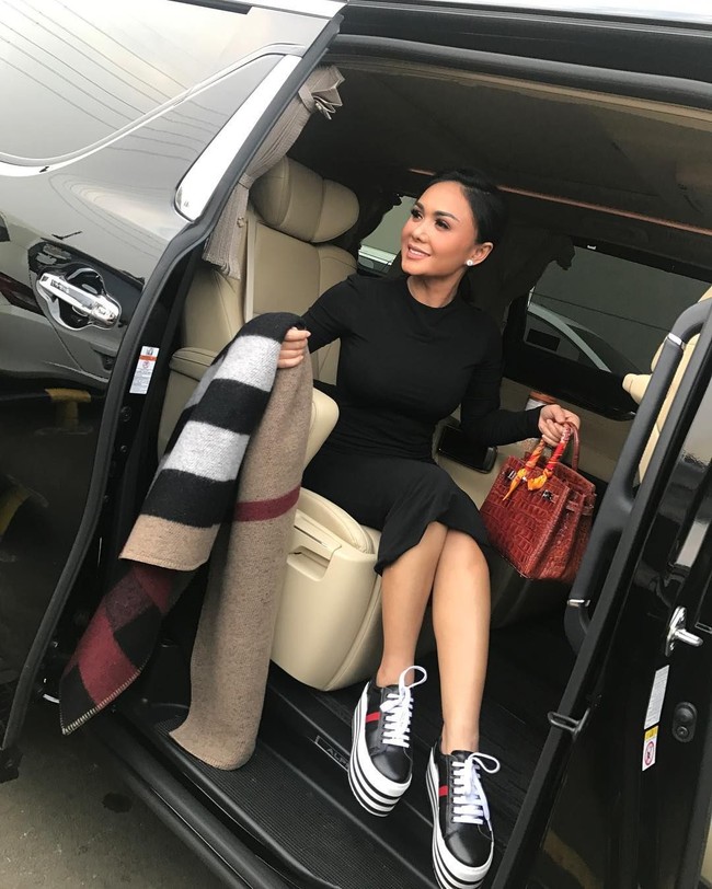 Berpose di dalam mobil mewahnya, Yuni Shara yang masih aktif menyanyi terlihat menenteng tas Hermes berwarna cokelat. Tas Hermes Birkin Niloticus Crocodile yang dibawanya tergolong koleksi rare atau langka dan harganya mencapai US$ 50.000 atau sekitar Rp 688 juta. Foto: Instagram/yunishara36