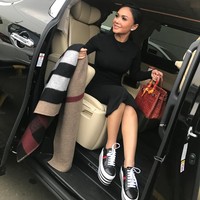 Berpose di dalam mobil mewahnya, Yuni Shara yang masih aktif menyanyi terlihat menenteng tas Hermes berwarna cokelat. Tas Hermes Birkin Niloticus Crocodile yang dibawanya tergolong koleksi rare atau langka dan harganya mencapai US$ 50.000 atau sekitar Rp 688 juta. Foto: Instagram/yunishara36