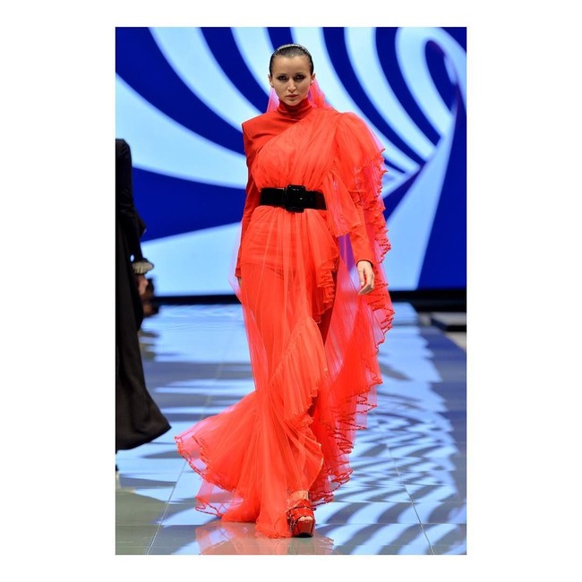 Salah satu desainer populer yang menampilkan koleksinya di Arab Fashion Week adalah Jean Paul Gaultier. Banyak potret koleksinya di acara ini yang viral di media sosial. Foto: Instagram/ArabFashionCouncil