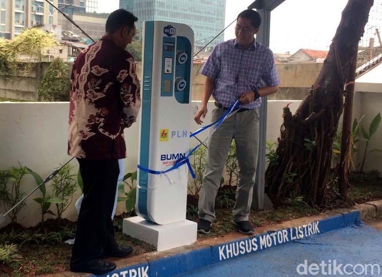 SPLU motor listrik di Jakarta. Foto: Khairul Imam Ghozali SPLU motor listrik di Jakarta. Foto: Khairul Imam Ghozali