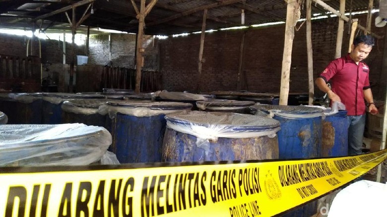 Polisi Kudus Bongkar Produsen Miras Berkedok Vulkanisir Ban Polisi Kudus Bongkar Produsen Miras Berkedok Vulkanisir Ban