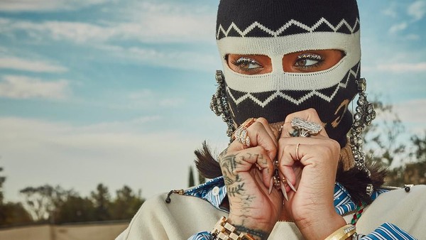 Gaya Glamor Rihanna Berpenutup Kepala Penjahat di Coachella, Yay or Nay?