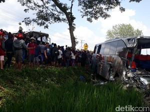 Kecelakaan Frontal 4 Kendaraan di Ngawi Akibatkan 11 Orang Luka