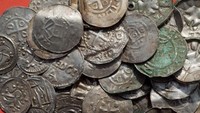 Akhirnya ditemukan beragam artefak seperti kalung, palu Thor, cincin, dan 600 keping koin. Diperkirakan barang-barang itu terkubur sejak era 980 Masehi. (Foto: Dok. AFP via BBC)