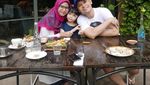 Ganteng dan Family Man, Begini 10 Pose Ben Kasyafani Bersama Makanan