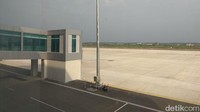 Landasan pacu atau runway bandara pun sudah terlihat siap digunakan untuk pesawat mendarat maupun lepas landas.