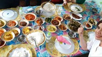 Ini dia menu makan siang Najwa Shihab saat sedang berada di Bukittinggi. Selamat makan siang! Itiak Lado Mudo, tambonsu, sayur kapau, urap, gulai kepala ikan, ikan bakar..Lamak Bana.., tulis akun @najwashihab. Foto: Instagram @najwashihab