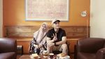 Ganteng dan Family Man, Begini 10 Pose Ben Kasyafani Bersama Makanan