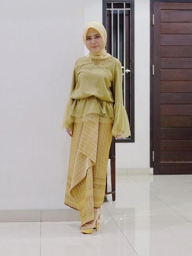 Tips Busana untuk Tubuh Mungil ala Restu Anggraini.