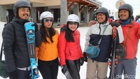Paket menginap di sini sudah termasuk ski lesson. Setiap kelompok dibagi sesuai dengan kemampuannya. Bagi traveler yang belum pernah main ski sebelumnya seperti kami, masuk ke kelompok Beginner. (Wahyu/detikTravel)