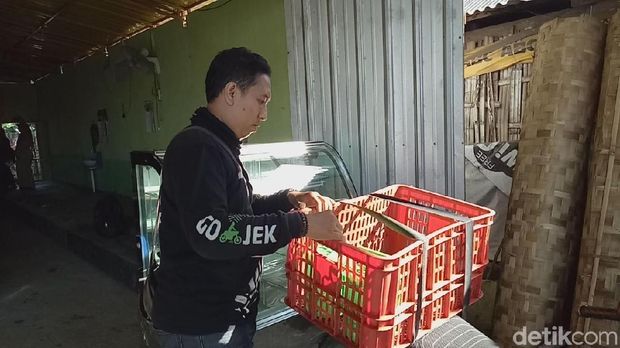 Hendy menata rantang di motornya