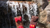 Cokelat batangan bentuk wajah Mickey atau Minnie sudah terlalu mainstream. Kali ini Ganachery di Disney Springs punya cokelat batang berbentuk baju, sepatu hingga pita yang bisa dengan mudah dikenali sebagai Minnie atau Mickey.  Foto: Istimewa