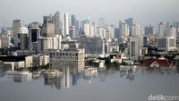 Refleksi gedung bertingkat di kawasan Jakarta Pusat, Selasa (17/4/2018).