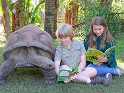 Potret Si Cantik Putri Steve Irwin Gaul dengan Hewan Liar