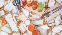 Kafe ini juga menawarkan menu jus buah segar yang disajikan cantik. Empat gelas jus disajikan sekaligus, warna-warninya cantik banget kan? Foto: instagram @thebutchersdaugter