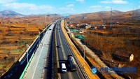 Beberapa bulan yang lalu, China juga memulai pembukaan jalan panel surya pertamanya di Jinan. Panjangnya mencapai 1 km dan bisa menghasilkan listrik hingga 1 juta kWh per tahun. Istimewa/Inhabitat.