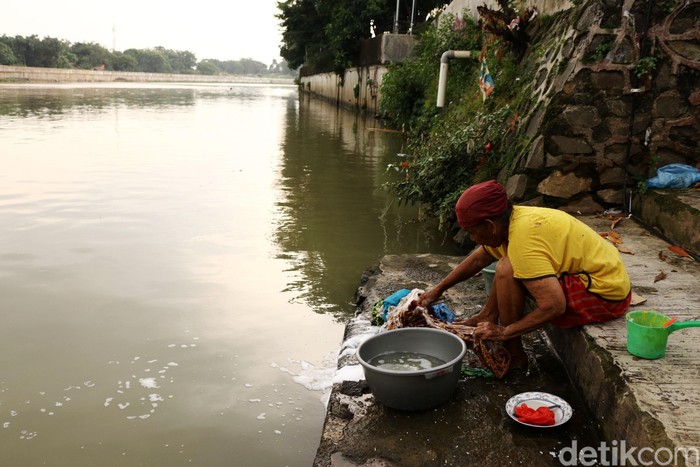  Mencuci  di  Sungai  Cisadane Foto 2