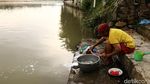 Mencuci di Sungai Cisadane