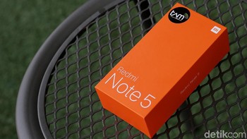 Kemasan Redmi Note 5 berwarna orange, sama seperti kebanyakan boks ponsel Xiaomi lainnya. Ponsel ini nama lengkapnya adalah Redmi Note 5 AI Dual Camera. Foto: Muhammad Ridho