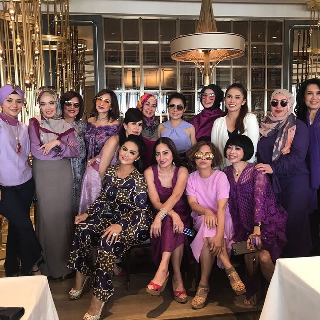 Geng arisan Kepompong bukan hanya terdiri dari para artis. Ada juga istri mantan Menteri Kelautan dan Perikanan Indonesia, Fadel Muhammad, Hana Hasanah dan sosialita lainnya. Foto: Dok. Instagram KD, Instagram Viona Rosalina