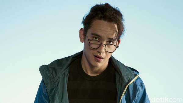 Tengok! Gaya Sporty dan Cuek Adipati Dolken Tengok! Gaya Sporty dan Cuek Adipati Dolken