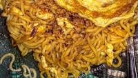 Bosan dengan nasi, Anda juga bisa memadukan telur dadar yang digoreng agak kering sebagai pelengkap mie goreng. Foto: Instagram @miss_foodies