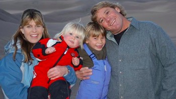 Foto kenangan saat mereka masih kecil pun dipajang di Instagram oleh Bindi. Foto: Instagram