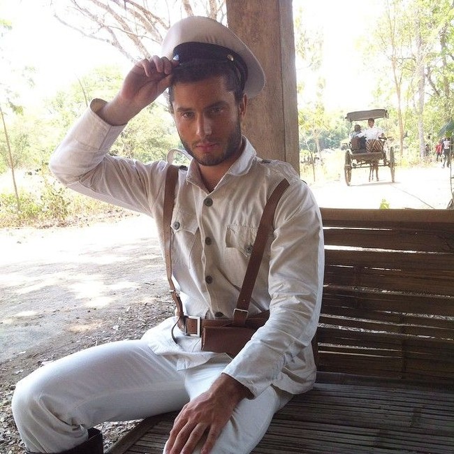 Wajah tampannya sempat membuatnya dilirik sutradara untuk main film biopik guru bangsa Tjokroaminoto”. Dia menjadi pemain figuran, memerankan tentara Belanda.Foto: Dok. Instagram OjekBule, flamingbutterfly