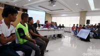 Hadir dalam keterangan pers tersebut (kiri-kanan) Kepala Satgas 115,  Mas Achmad Santosa, Menteri KKP Susi Pudjiastuti, Wakil Kepala Staff Angkatan Laut (Wakasal) Laksamana Madya TNI A. Taufiq R, Dirjen, Plt Dirjen Pengawasan Sumber Daya Kelautan dan Perikanan, Nilanto Perbowo, dan Direktur Operasi Satgas 115 Laksamana Pertama Wahyudi HD.