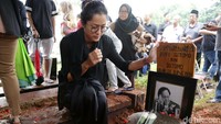 Aktor senior Deddy Sutomo berpulang. Jenazahnya dimakamkan di Tanah Kusir, Rabu (18/4).  (Palevi S/detikHOT)