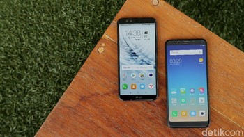 Penampakan bagian depannya, Honor 9 Lite mengusung layar 5,65 inch resolusi full HD+ dengan kerapatan pixel 428 ppi. Sedangkan Redmi 5 Plus layarnya 5,99 inch resolusi full HD+ dengan kerapatan pixel 403ppi. Keduanya sama-sama mengusung aspek rasio kekinian, yakin 18:9. Foto: Muhammad Ridho