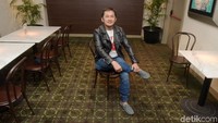 Ia tampil santai memakai kaus dengan jaket kulit, celana jeans biru dan sepatu abu-abu. Foto: Noel/detikHOT