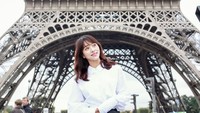 Tidak hanya ke Italia, Im Hyun Ju juga pernah liburan ke kota romantis Paris. Fotonya di bawah Menara Eiffel dijamin bikin pria mana pun jatuh cinta (anna_hyunju/Instagram)